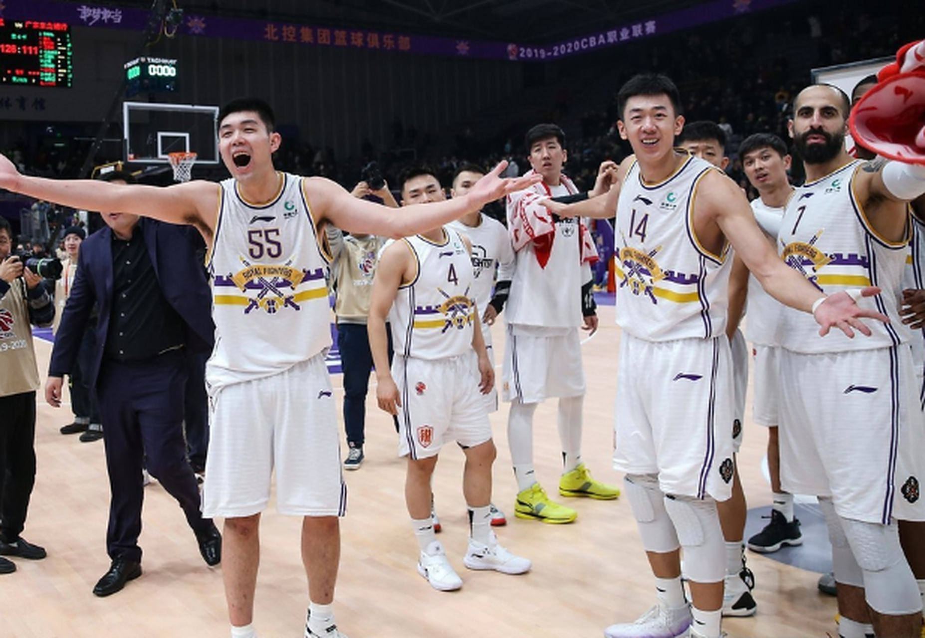 北京队迎战吉林队，主场大胜卫冕冠军