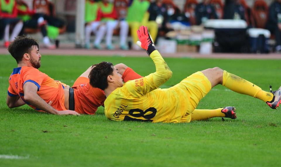 aoa体育教练-中超比赛现场氛围火爆，球员们全力拼搏争胜