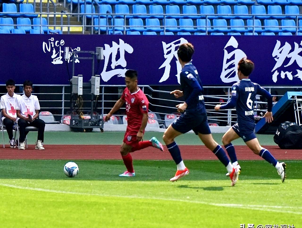 球员们在比赛中兢兢业业,为团队赢得荣誉 球员们在比赛中兢兢业业,为团队赢得荣誉