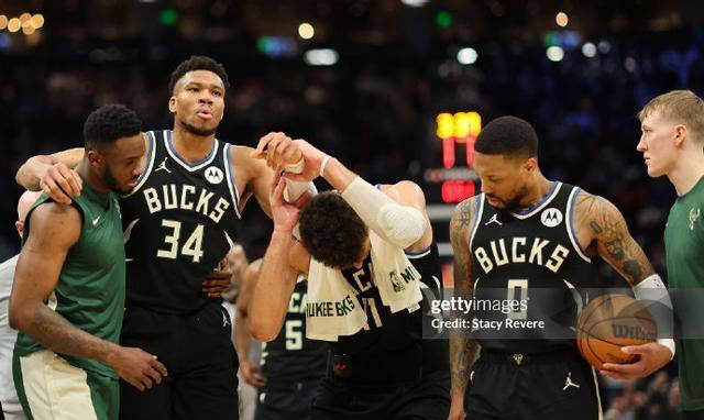 雄鹿与凯尔特人之间的比赛引发激烈碰撞 雄鹿与凯尔特人之间的比赛引发激烈碰撞