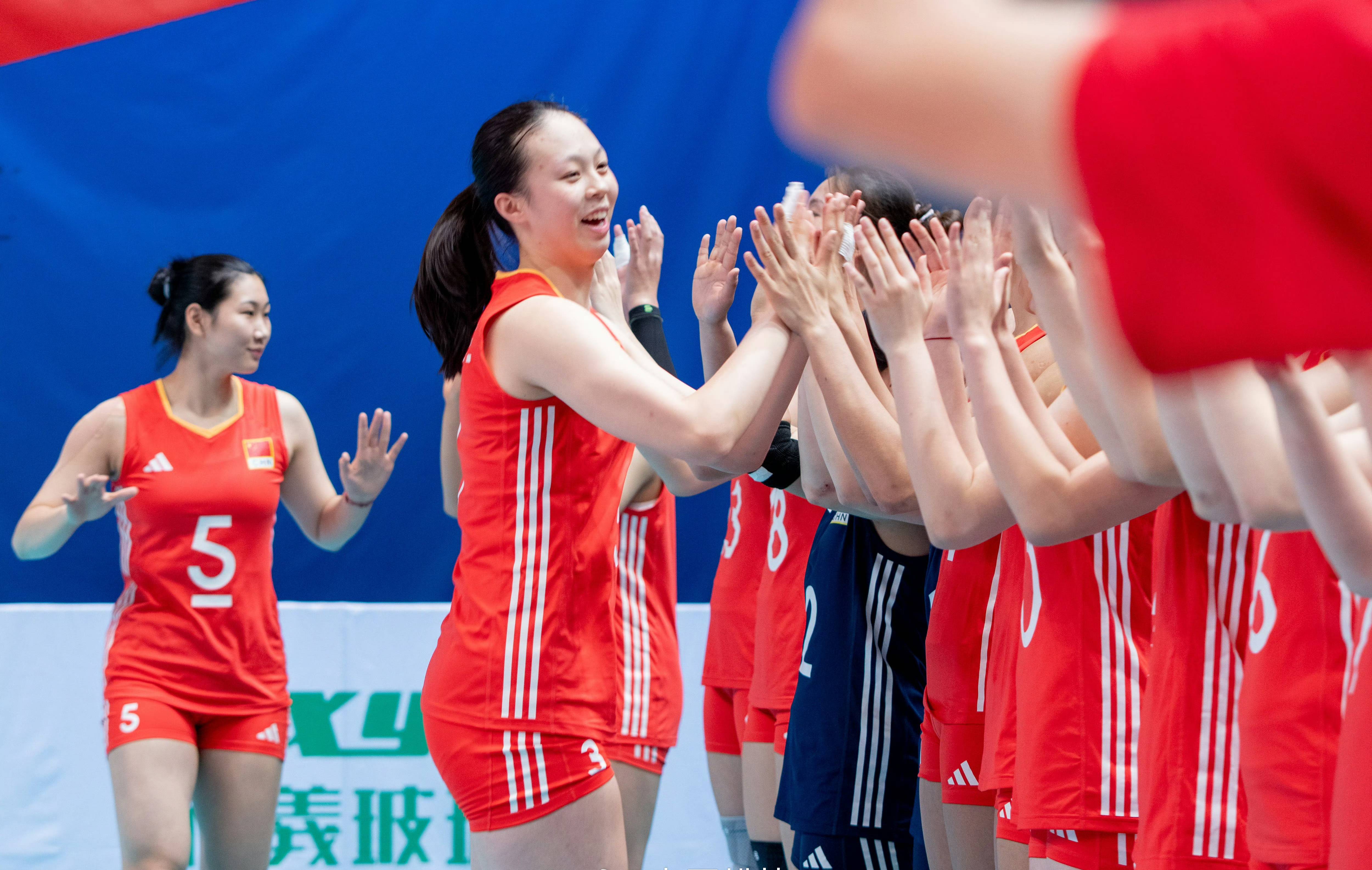 aoa体育娱乐-女子足球比赛中，中国队大胜对手，晋级半决赛