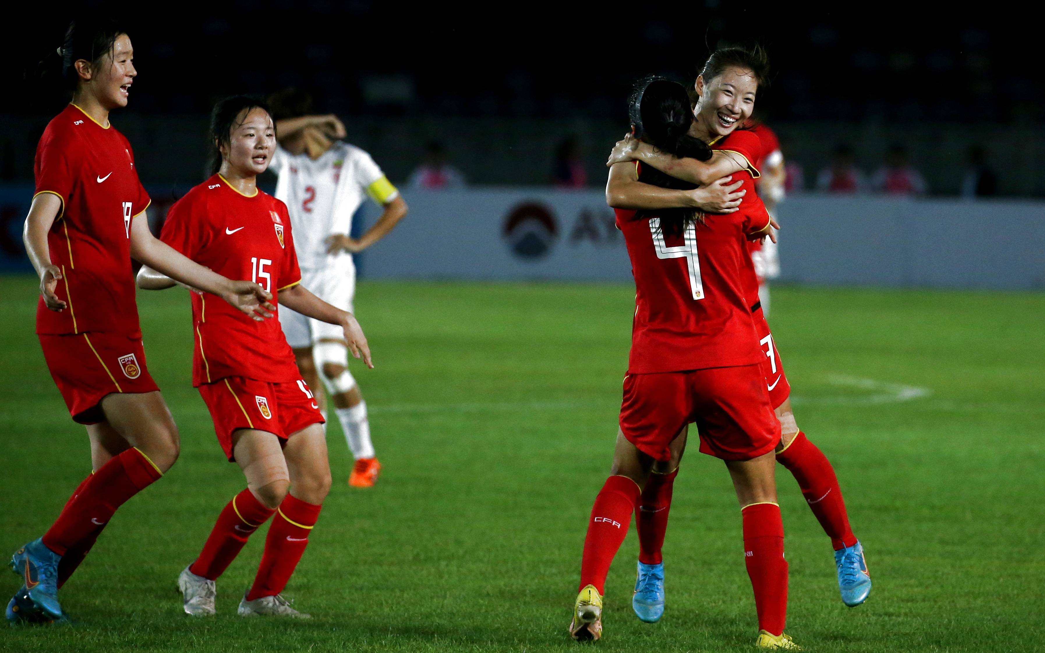 女子足球比赛中,中国队大胜对手,晋级半决赛 女子足球比赛中,中国队大胜对手,晋级半决赛