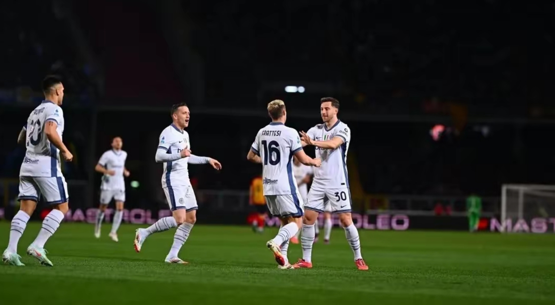 意甲赛场上出现了一次技惊四座的进球