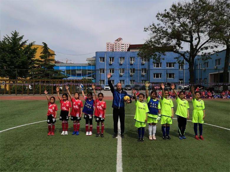 包含球场英雄谱写胜利新篇章,展现团队合作力量的词条 包含球场英雄谱写胜利新篇章,展现团队合作力量的词条