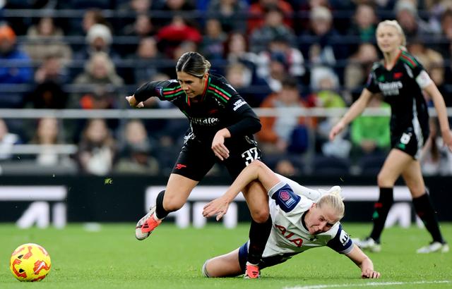 英格兰国家女子足球队赢得比赛，晋级半决赛