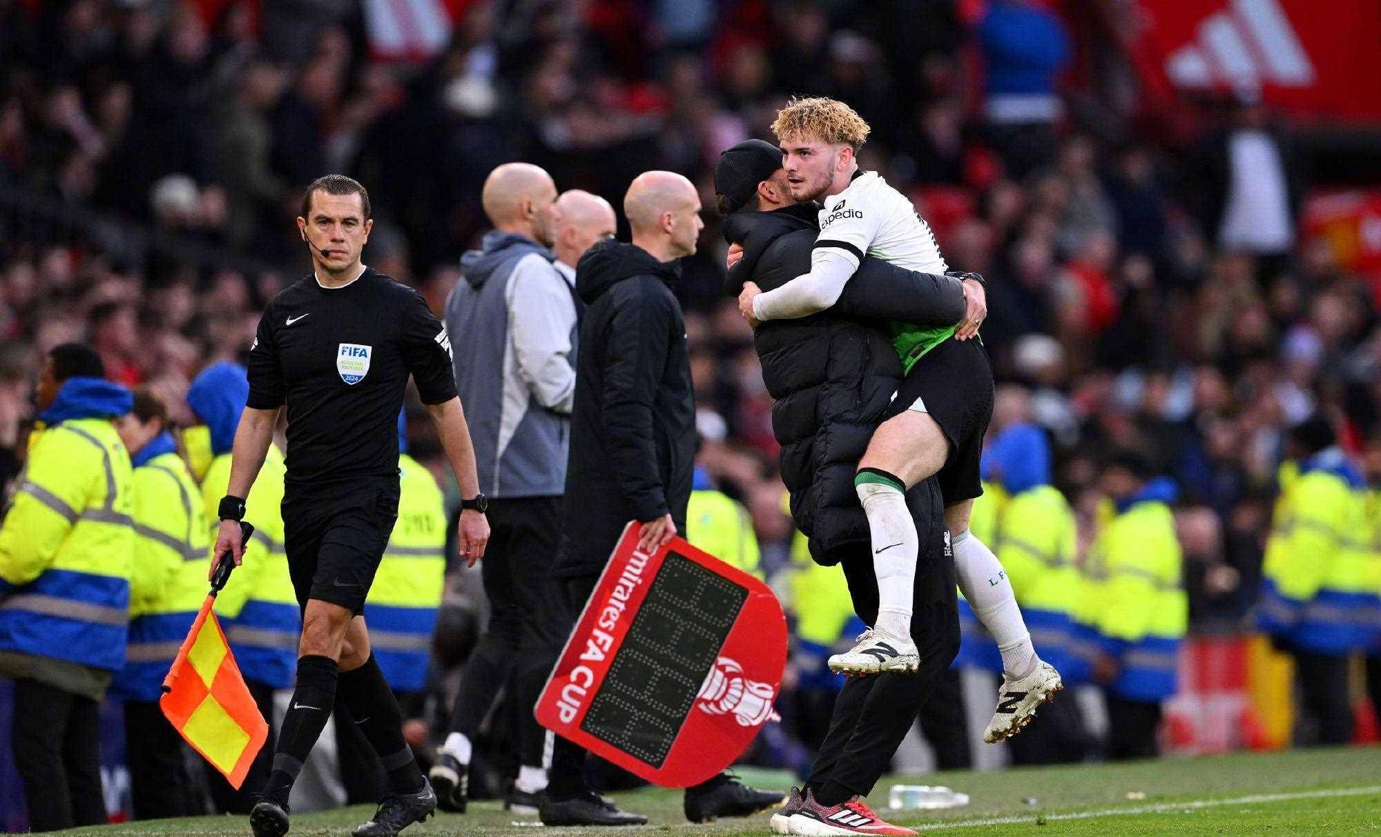 惊险一幕！球员在最后关头射门破门