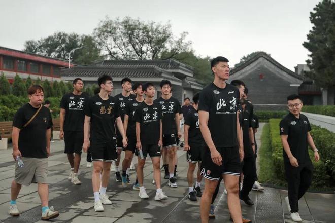 aoa体育活动-关于篮球艺术展览展示运动文化，吸引众多篮球迷参观的信息