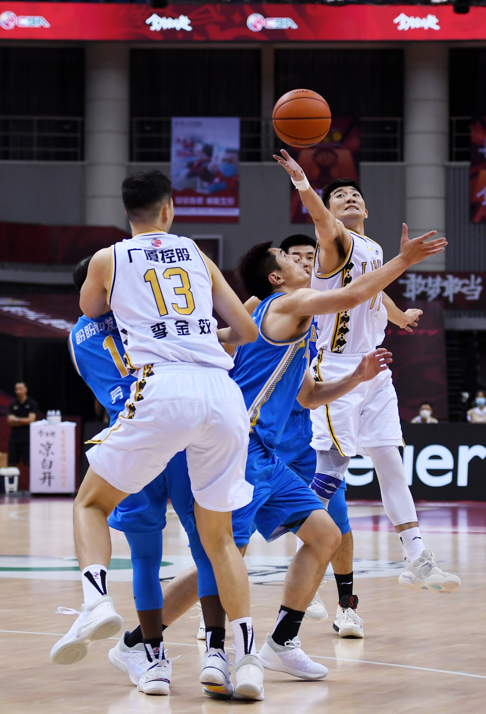 aoa体育直播-亚洲篮球超级联赛季后赛即将展开，球迷翘首以待