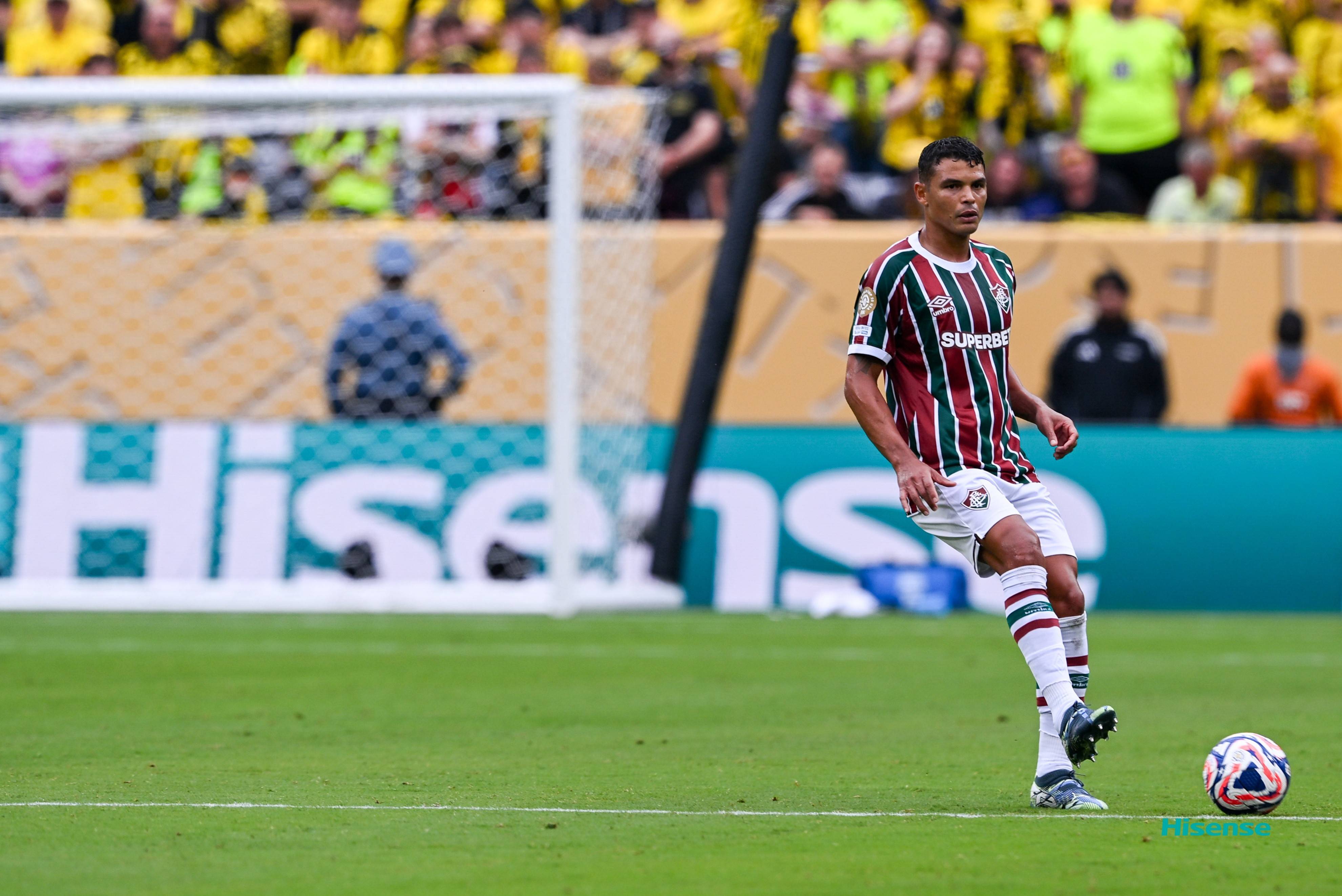 aoa体育-多特蒙德球员讨论战术以备战下一场比赛