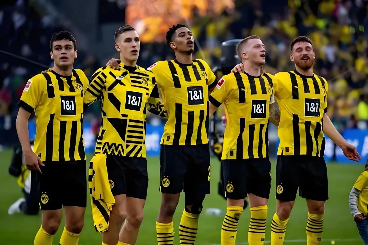 多特蒙德球员讨论战术以备战下一场比赛 多特蒙德球员讨论战术以备战下一场比赛