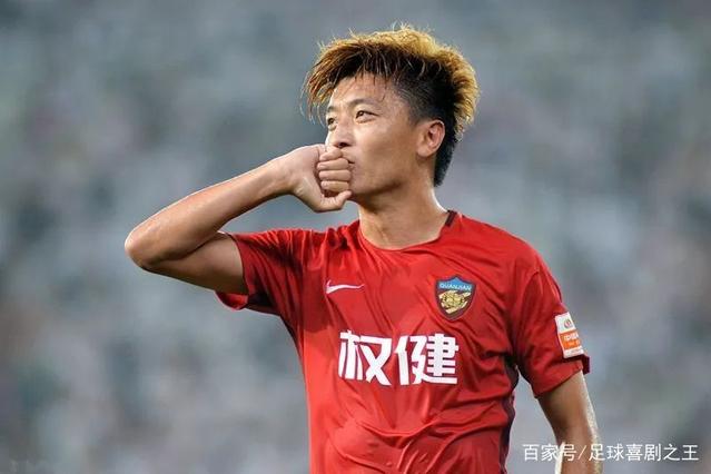 黄金中锋再破门,全队庆祝连胜 黄金中锋再破门,全队庆祝连胜