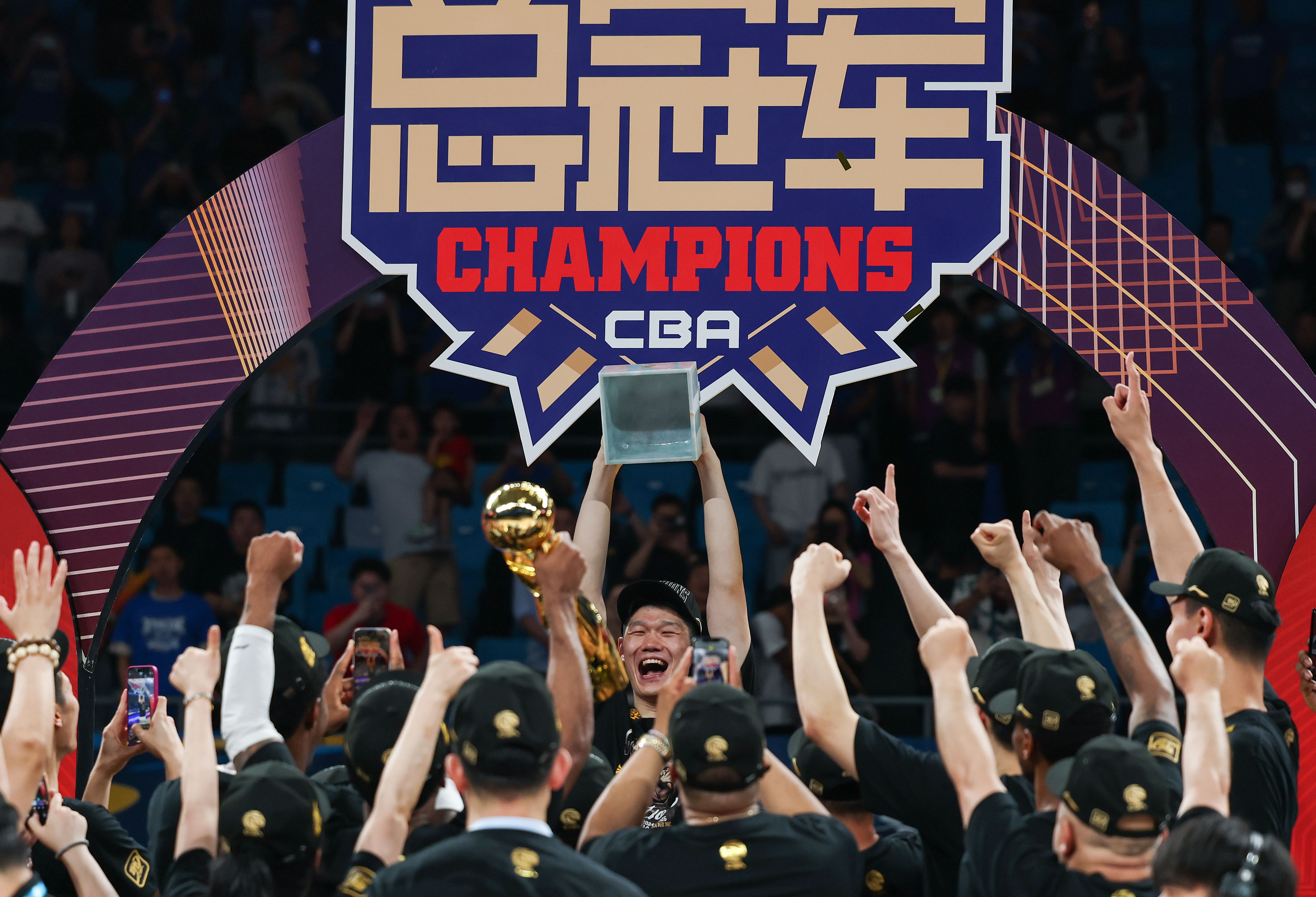 深圳男篮力克浙江队,喜迎胜利 深圳男篮力克浙江队,喜迎胜利