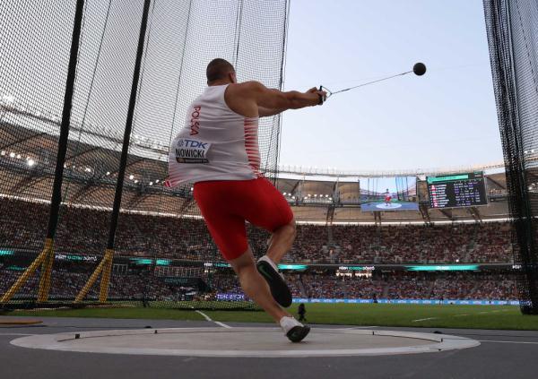 aoa体育娱乐-包含波兰田径选手冲刺一拍，获得殿军的词条