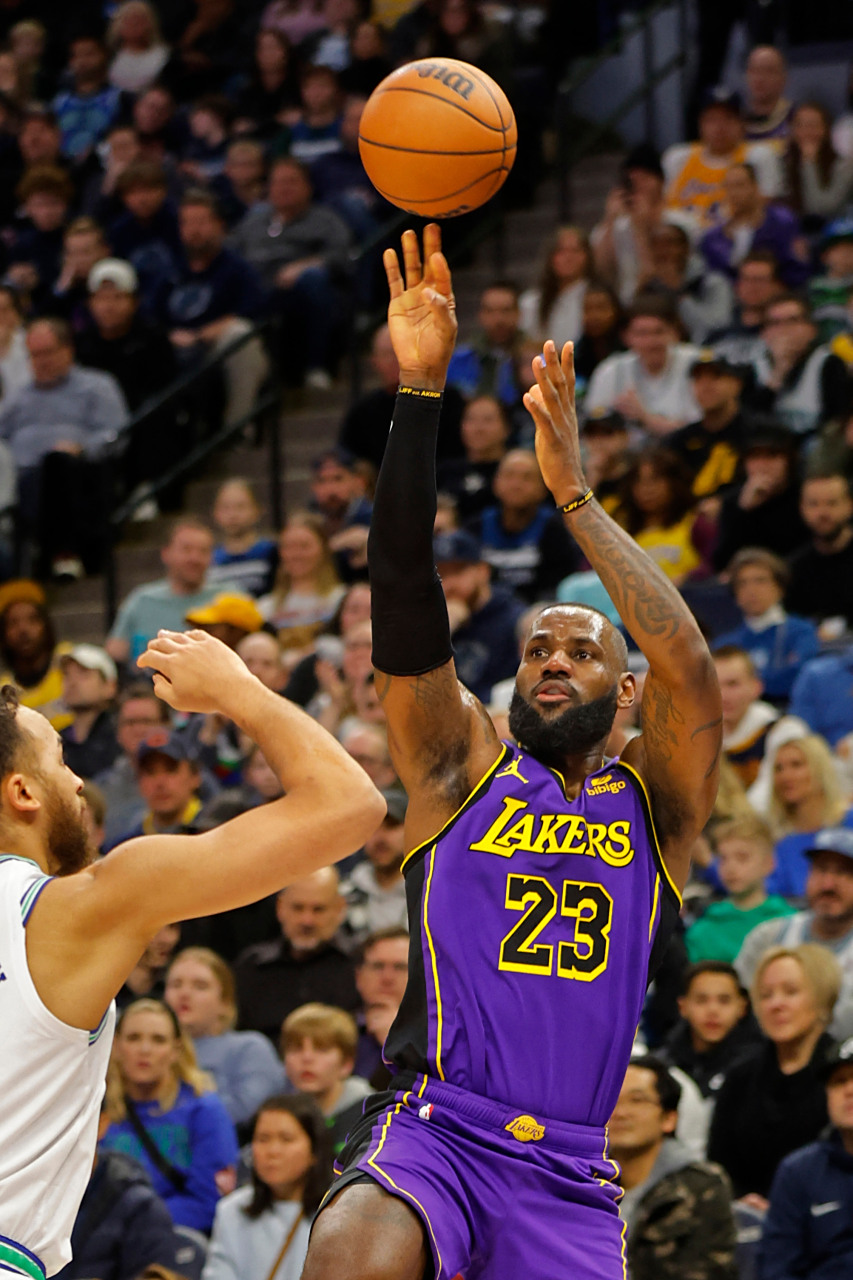 aoa体育教练-湖人再胜鹈鹕保住榜首，詹皇发挥稳定的简单介绍