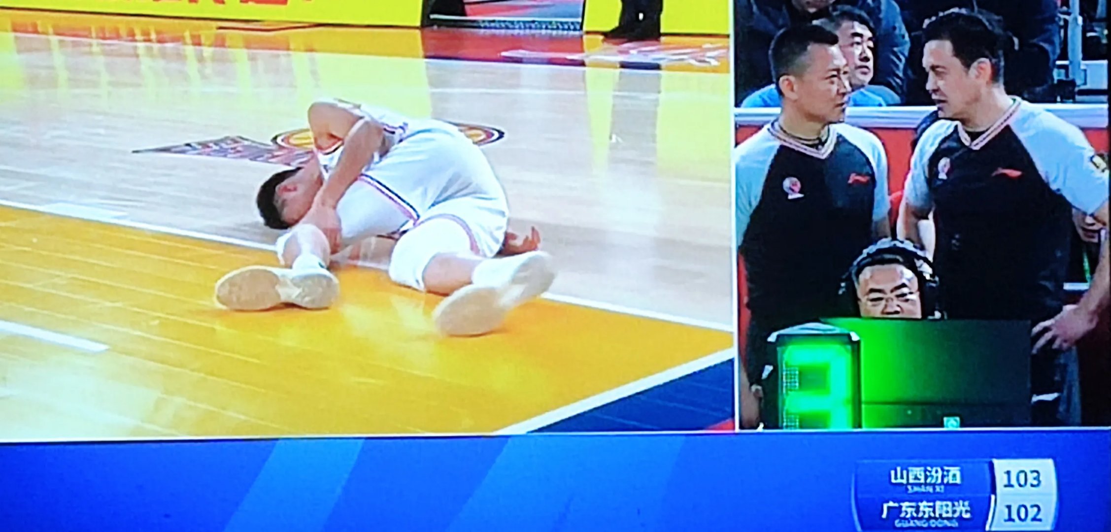 aoa体育视频-包含比赛中球员发生冲突，裁判难以调和双方矛盾的词条