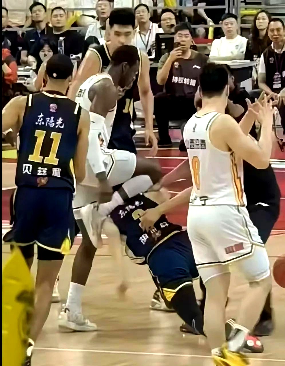 包含比赛中球员发生冲突,裁判难以调和双方矛盾的词条 包含比赛中球员发生冲突,裁判难以调和双方矛盾的词条