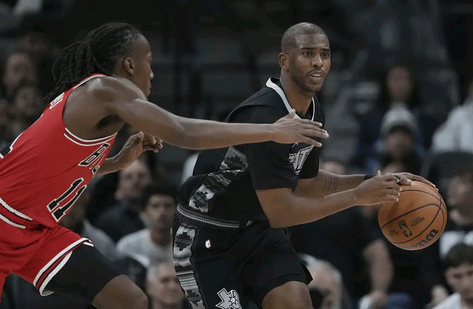 aoa体育视频-马刺队员展现团队合作精神，共同努力向前迈进的简单介绍