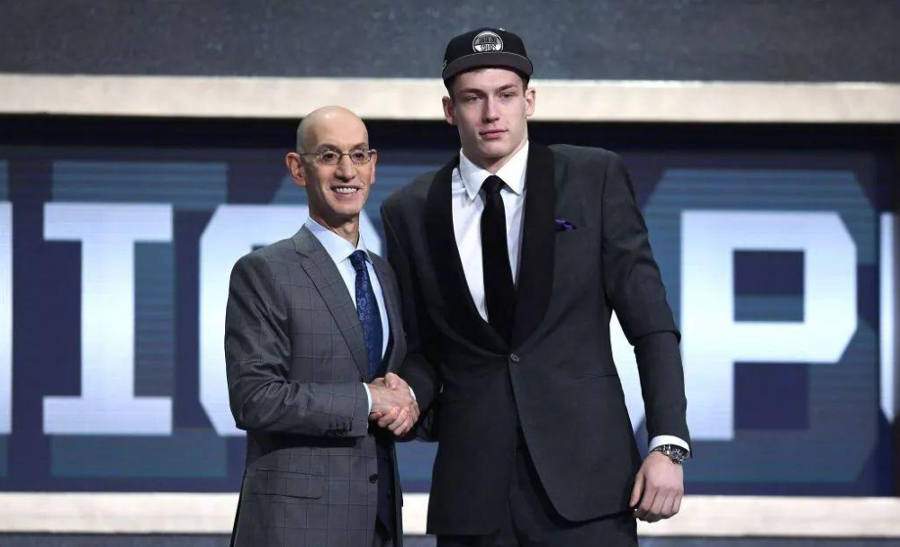 马刺队员展现团队合作精神,共同努力向前迈进的简单介绍 马刺队员展现团队合作精神,共同努力向前迈进的简单介绍